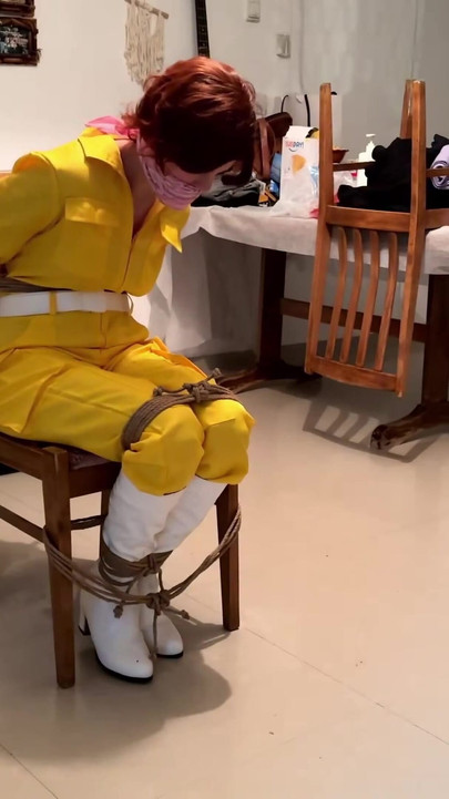 Zapanjujući trenutak iz filma "April O'neil cosplayer chairtied"