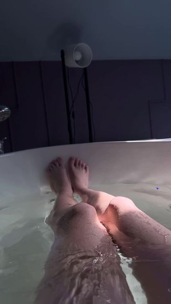 Nagy lábak a fürdőszobában