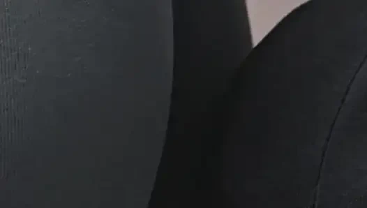 Fremder mit riesiger erektion, ejakulat im u-bahn-zug auf zufälligen strumpfhosen des mädchens