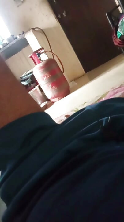 Pantolonun içinde kalkan sik