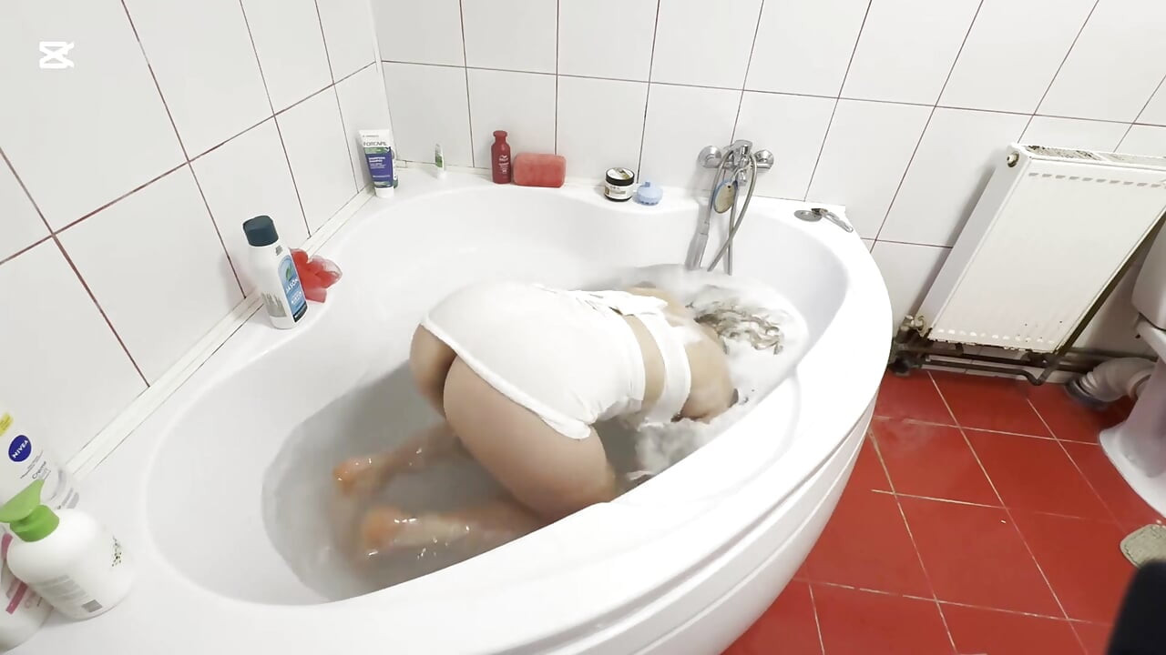 Disanje koje drži pod vodom i pere kosu
