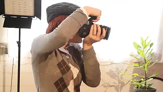 Cewek cantik kulit hitam dan pelacur kulit putih lagi asik jilat memek di seks threesome