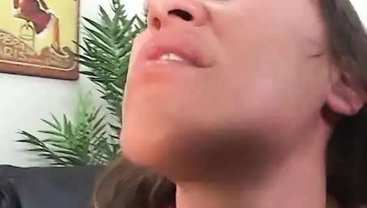 Toket besar seksi suka kontol besar di memek di mulut