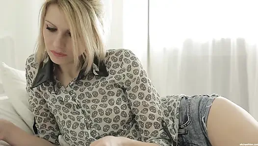 Karina grand nyepong kontol cowok ini sebelum ngentot posisi cowgirl!
