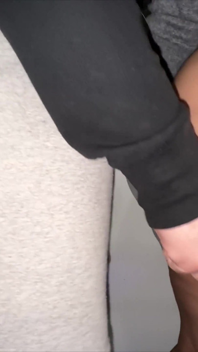 Extraño Toca Su Culo Y Se Pone Duro Por La Mano De Una Chica Desconocida