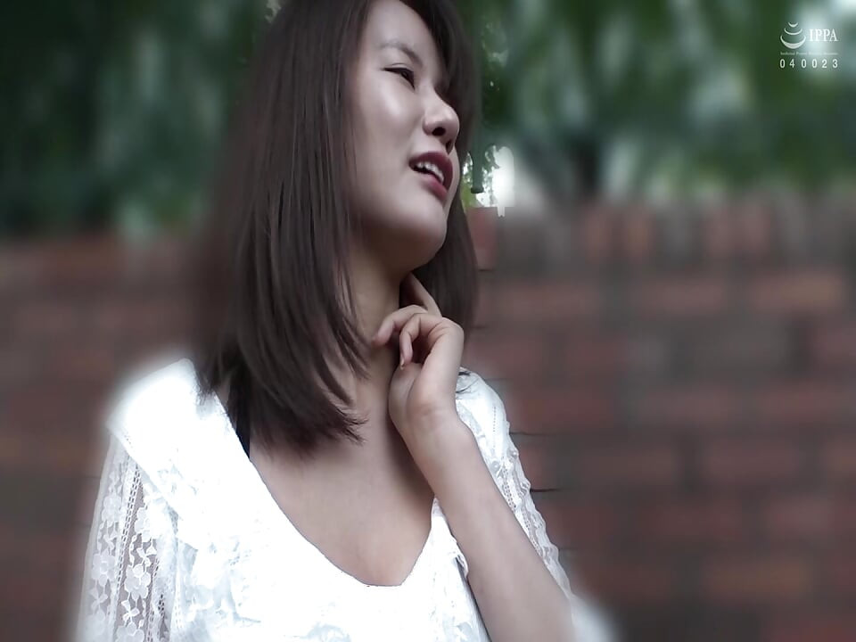 P117G01 Picking up Japanese magazine models on a street corner in Korea! SEX exchange between a neat and clean beautiful body girl and an erotic gap moe!