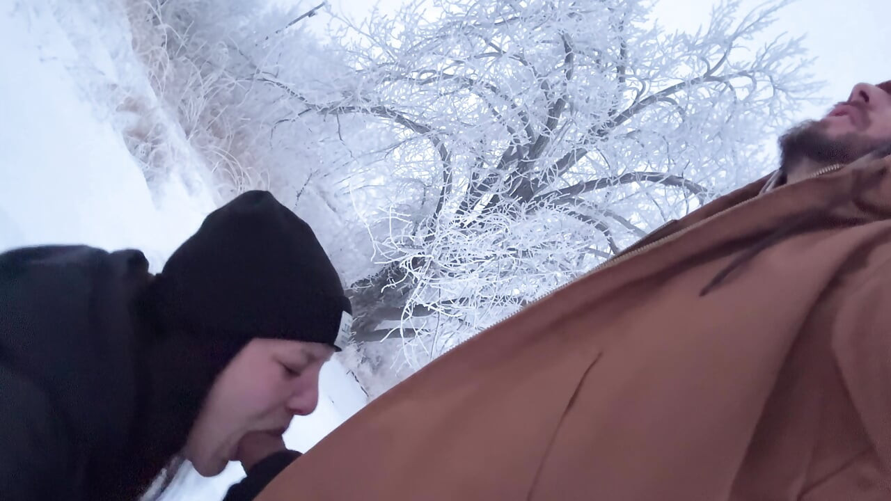 Κορίτσι σε εξωτερικό χώρο παραλίγο να πιαστεί να παίρνει πούτσα άγρια στο χιόνι