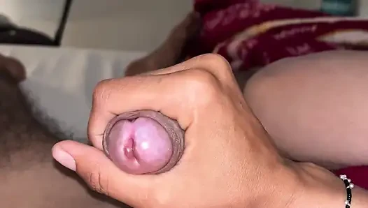 Geile desi-stiefschwester teilt ihre schmutzige sexgeschichte von letzter nacht mit ihrem freund