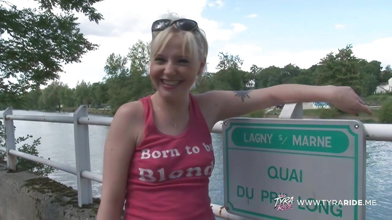 Blonďatá cowgirl jezdí na gauči a brunetka se bere hluboko do