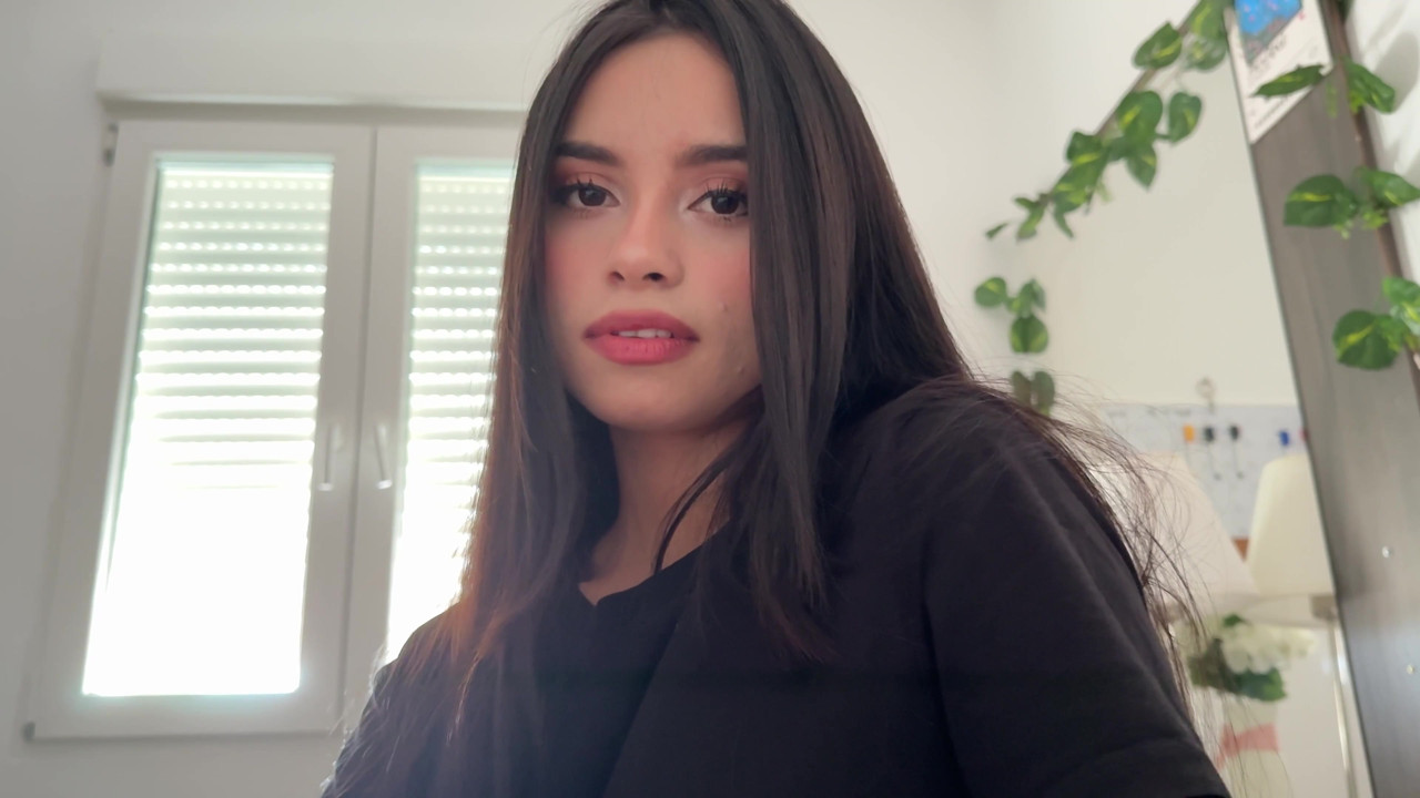 My Latina stepsister forgets her panties before the flight