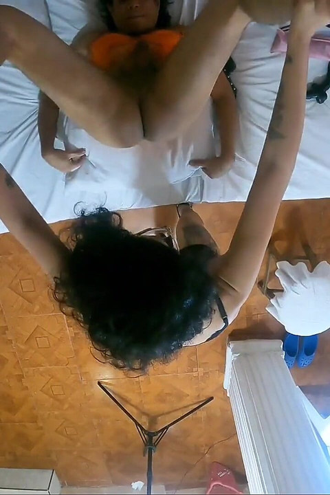 順從的丈夫在被妻子操之前被舔屁股