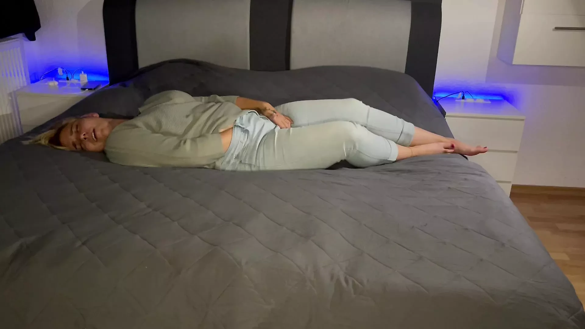 Satisfying Bonie Bed Jeans Trembling Twitch Moaning Hot Blonde Multiple Orgasms Stretching Pussy Clit Foreplay Clyde Makes Me Horny