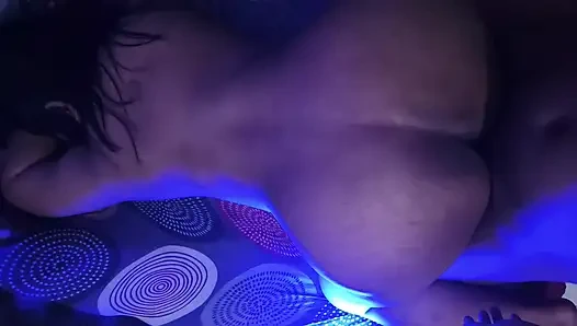 Indo-Schlampe in einem Nachtclub