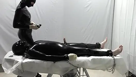 Bayan Dominatrix ve bir köle üzerindeki deneyleri.