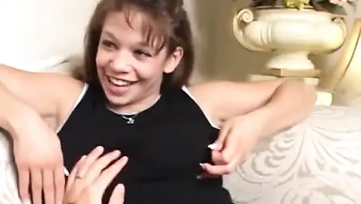 Zierliches destiny summers fickt auf der couch mit ihrer zierlichen