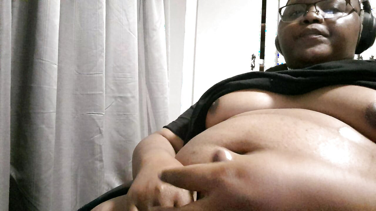 黑人女郎观看色情片并自慰 第3部分