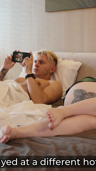 Me Pegou Batendo Uma e Ficou com Meu Celular, Robe de Seda e Sem Calcinha no Quarto de Hotel | Clipe 2