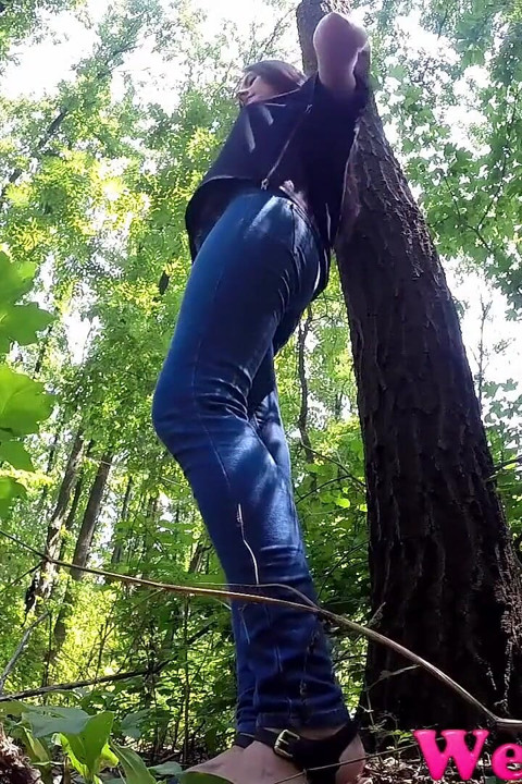 A little pee in her jeens