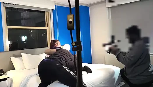 Hinter den kulissen bekommt das freche college-mädchen creampie von stiefvater