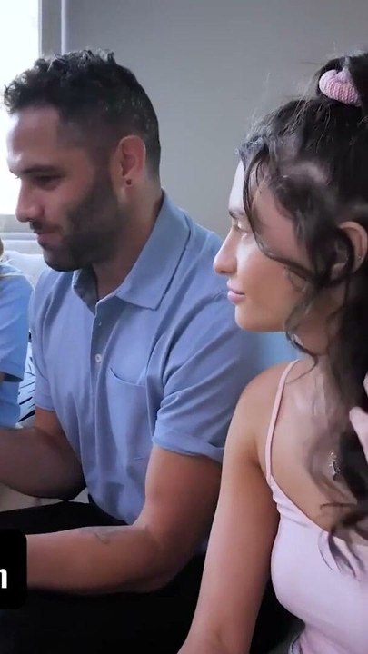 18 yaşındaki yaramaz gençler üvey babalarıyla çılgın bir dörtlü seks yapıyor - daughterswap | Klip 2