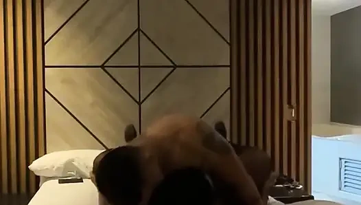 İtaatkar eş yatağın her yerine ıslak fışkıran orgazm yaşıyor