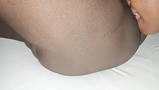 Ibu tiriku yang sange bergabung sama aku di ranjang. Jadi aku memberinya apa yang dia inginkan, bbcku