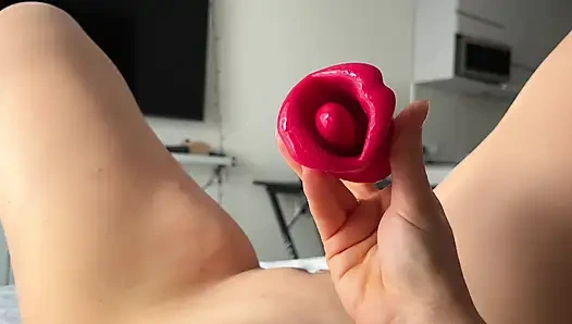 Это настоящие губы? Игрушка целует мою киску до трясуающихся оргазмов