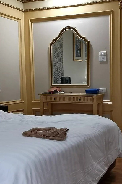 Sissy Slut Michelle Morning Wake-up in Bangkok Hotel and Web Show