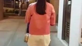 Mujer asiática caminando sola