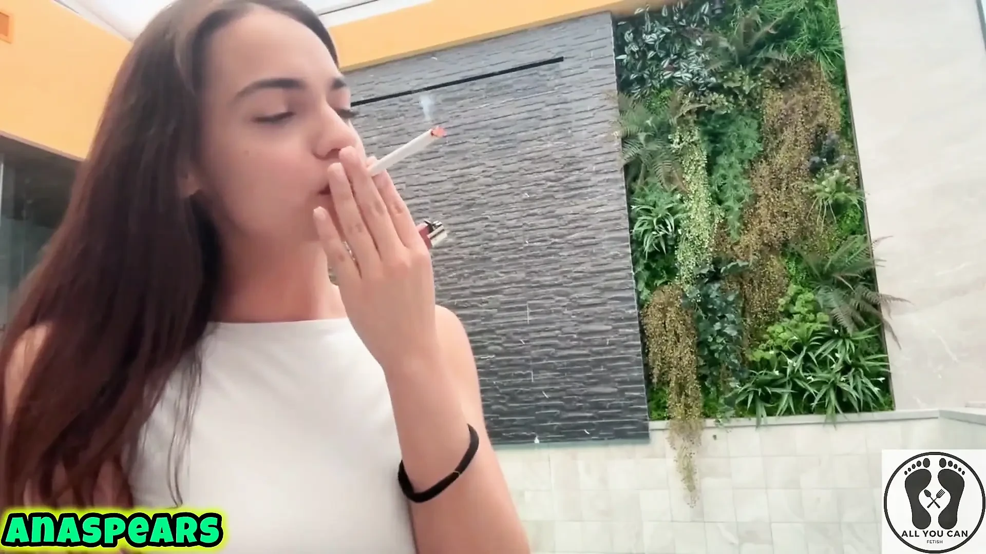 热辣的吸烟女孩黑发女神吸烟口红