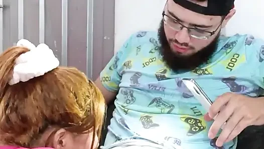 Üvey erkek kardeşler evin tek başına olmasının avantajını kullanıyor ve lezzetli bir sikişin tadını çıkarıyor