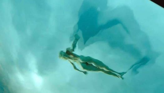 伊莎贝尔卢卡斯在丑闻星球上的裸体游泳场景