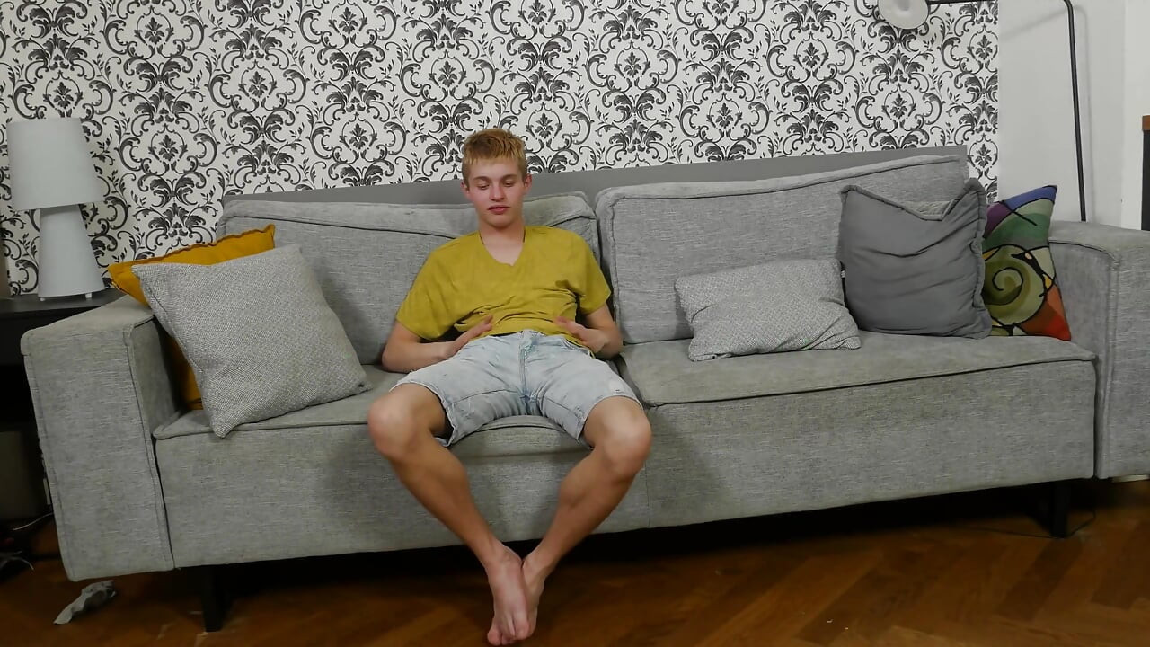 金发 twink 无法决定是玩弄他紧致的菊花还是他的鸡巴