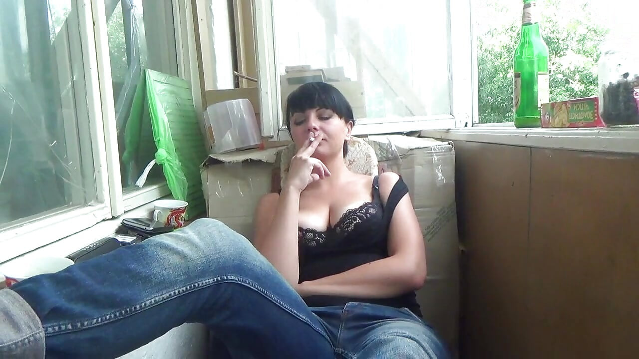 Kate smoking and showing to you her feet