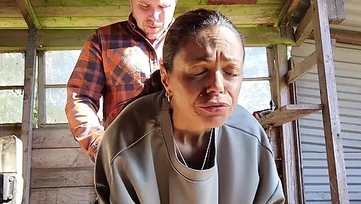 Горячую милфу жестко трахают в задницу на улице и показывают ее истинное лицо анала