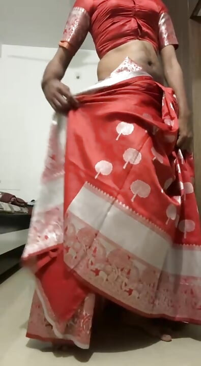 Wear red saree in ghaghra style