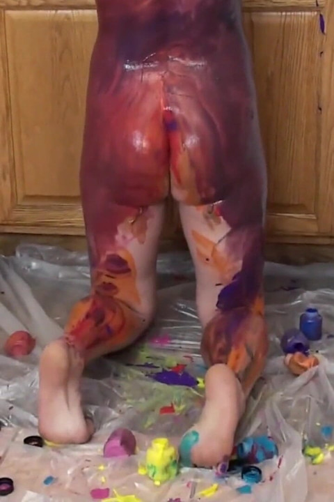 Bald chick Shelly paints her naked body