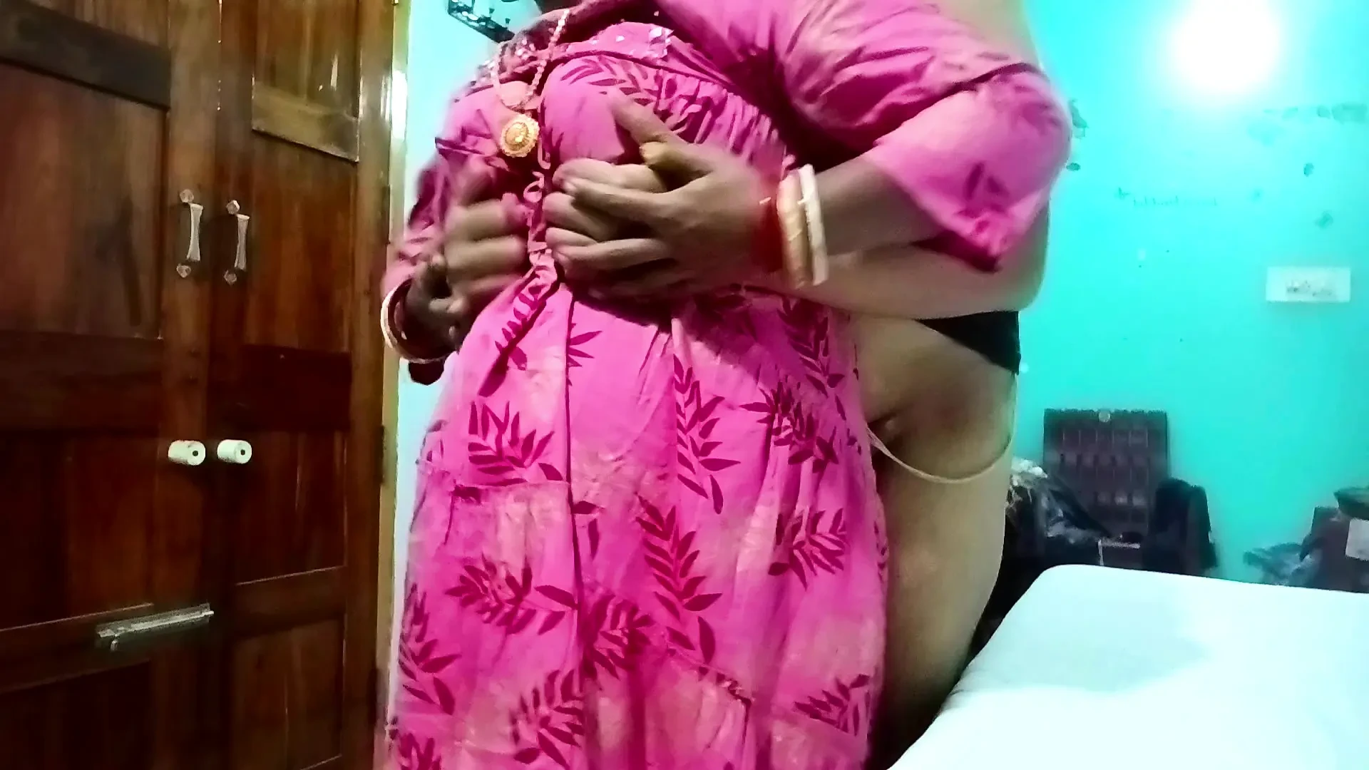 DELHI ZGODNA UDATA ŽENA SAPNA PUŠENJE KURCA I DOGGY SEKS U NJENOJ USKOJ PIČKI