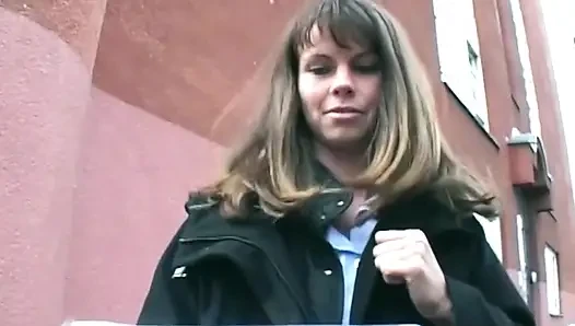 Çoraplı esmer yarak emiyor ve sikiliyor