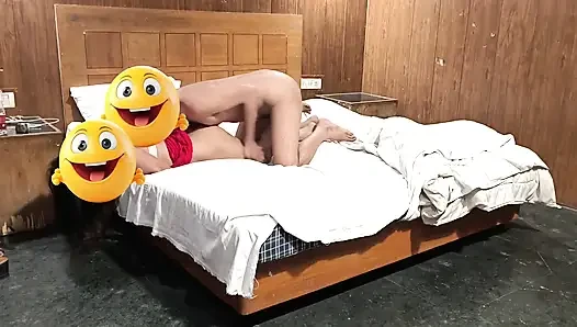 Otelde üvey babasının seksi üvey kızını sikiyorum. Ateşli ve desi ev yapımı seks