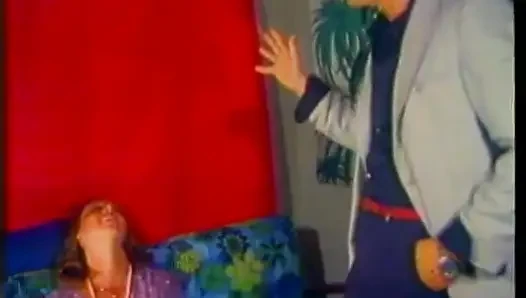 Lustvolle MILF mit heißem körper schluckt und streichelt fetten schwanz auf Der Couch