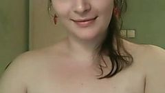 Подруга-шлюшка мастурбирует свою волосатую киску перед вебкамерой