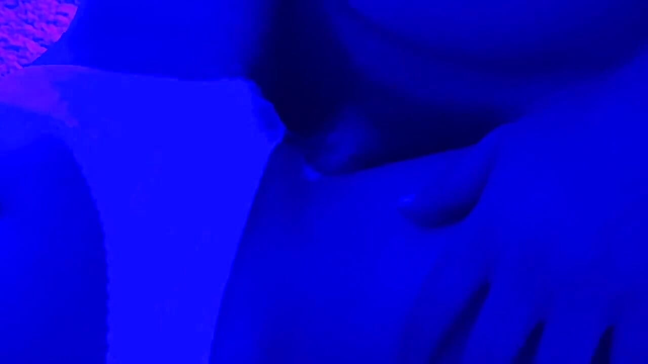 Ella agarró mi polla cuando tuvo un orgasmo increíble gimiendo rica