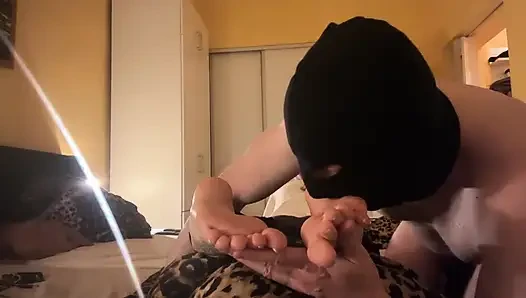 Он лижет и массажирует мои ступни