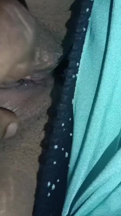 Indian Desi bhabhi Vamika has amazing pusssy | Clip 1