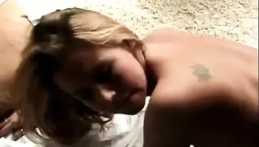 Küçük memeli genç sarışın sert yarak emiyor ve yüzüne boşalıyor