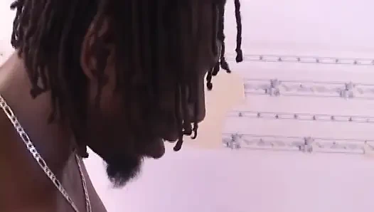 Großer schwarzer schwanz in schwarzer molliger muschi