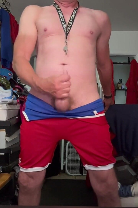 Jockdad87はレスリングスーツの中で射精します。