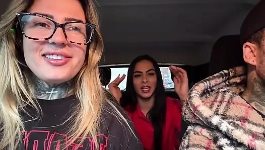 Brezilyalı benzin istasyonu görevlisi porno oyuncusu olmaya razı oldu ve hareket halindeki arabada göğüslerini gösterdi