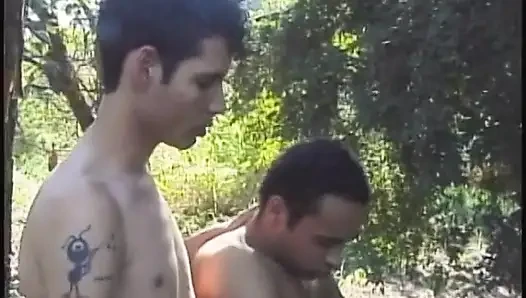 Dua cewek latina seksi lagi asik nyepong pria mereka di hutan